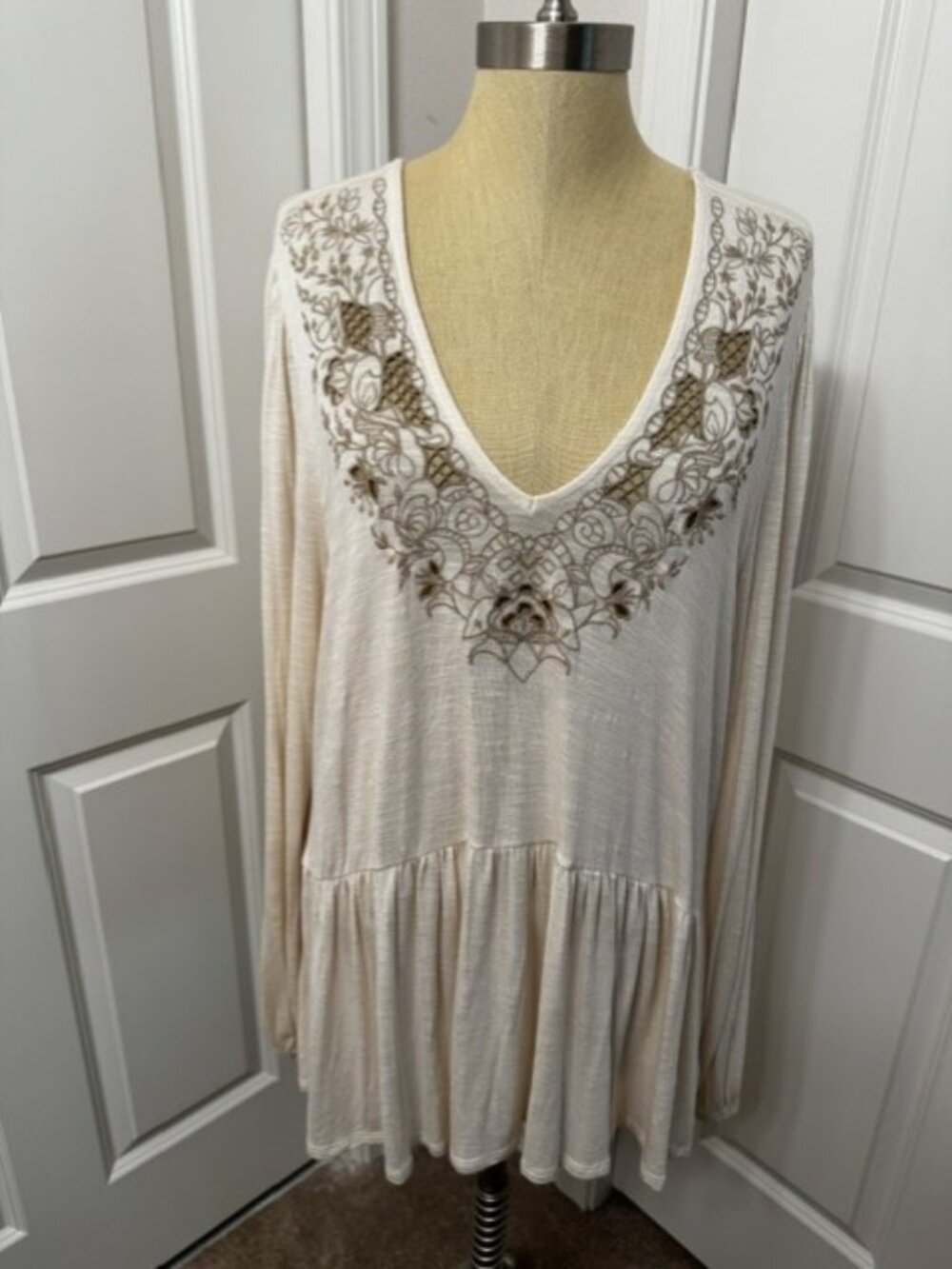 Torrid Cream Knit Tunic Top with neckline design (Size 2)
